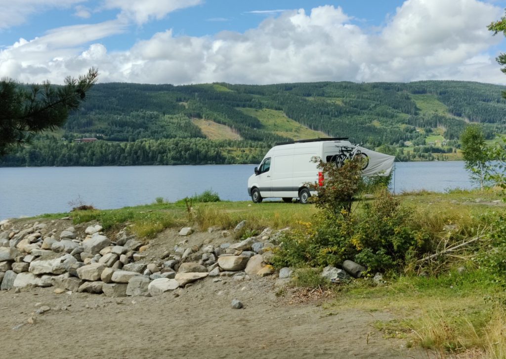 Camper auf dem Stellplatz am Fjord