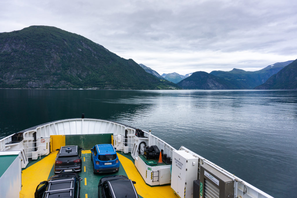 Blick von der Fähre über Fjord